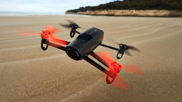 Drones: cuadricóptero Parrot con cámara incorporada en pleno vuelo.