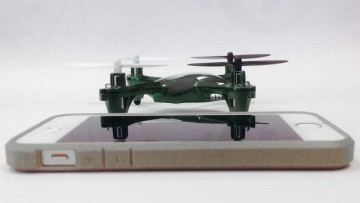 Nano drones comparados con el tamaño de un teléfono celular.