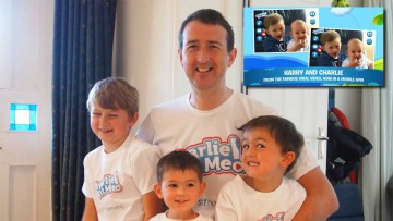 El campeón de la multiplicación de los panes sin mover un dedo. Howard Davies-Carr con sus hijos Charlie, Jasper y Harry.
