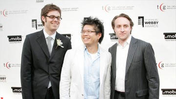 Los culpables de YouTube en la entrega de los premios Webby. David-Michel Davies con Steve Chen y Chad Hurley, cofundadores de YouTube.