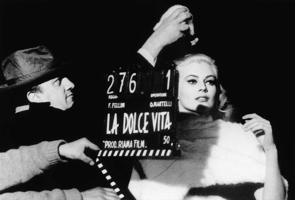 Fellini ultima detalles antes de una toma en la segunda secuencia nocturna.