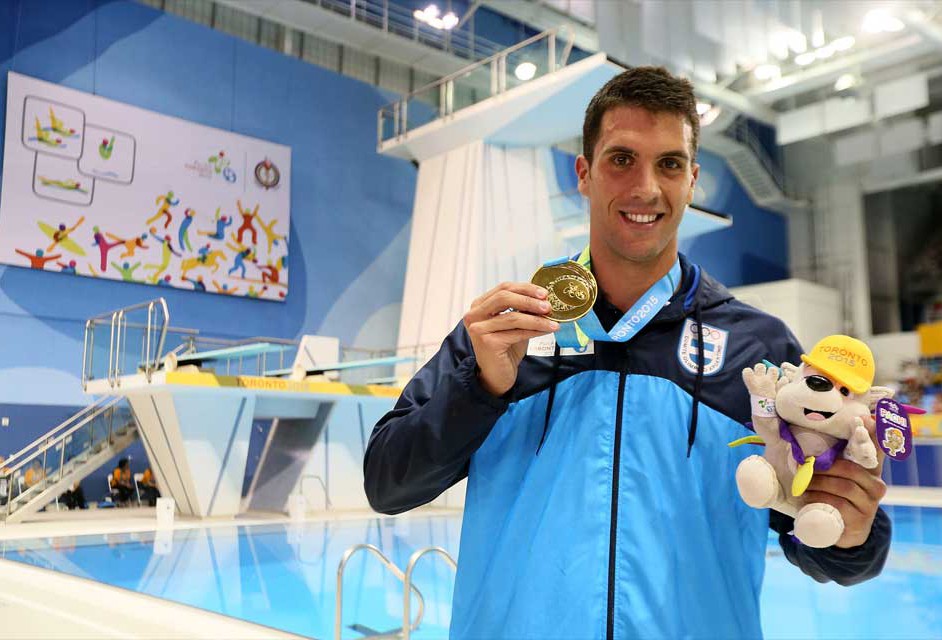 El casildense Federico Grabich, medallas de oro y plata en natación.