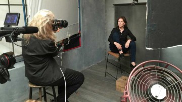 Calendario Pirelli 2016: Annie Leibovitz y Kathleen Kennedy durante una sesión de fotos.