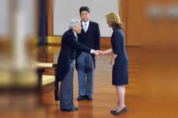 El emperador Akihito recibe a Caroline Kennedy.