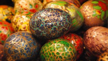Huevos de pascua decorados según la tradición ancestral.