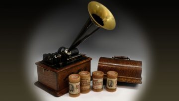 Música para tus oídos: el fonógrafo de Edison en una de sus variantes. Música para tus oídos: el fonógrafo de Edison en una de sus variantes.
