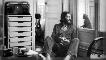Julio Cortázar eterno juega con su gata Flanelle.