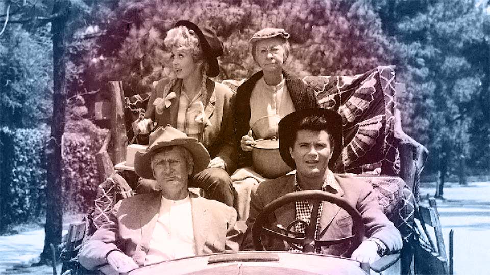 Beverly Ricos S-21: “The Beverly Hillbillies” (1962): Elly May Clampett (Donna Douglas), Granny Moses (Irene Ryan), Jed Clampett (Buddy Ebsen) y Jethro Bodine (Max Baer).
